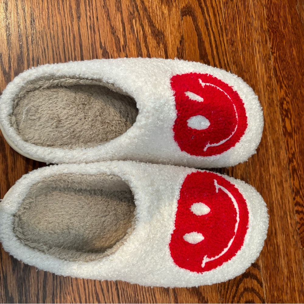 Worn once size 10-10.5 smiley face slippers